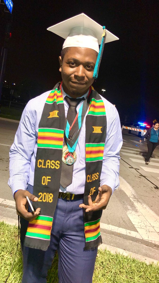 thatboaaajoby's tweet photo. Momma I made it! 👑 #classof2K18 https://t.co/mHqYFywjnP