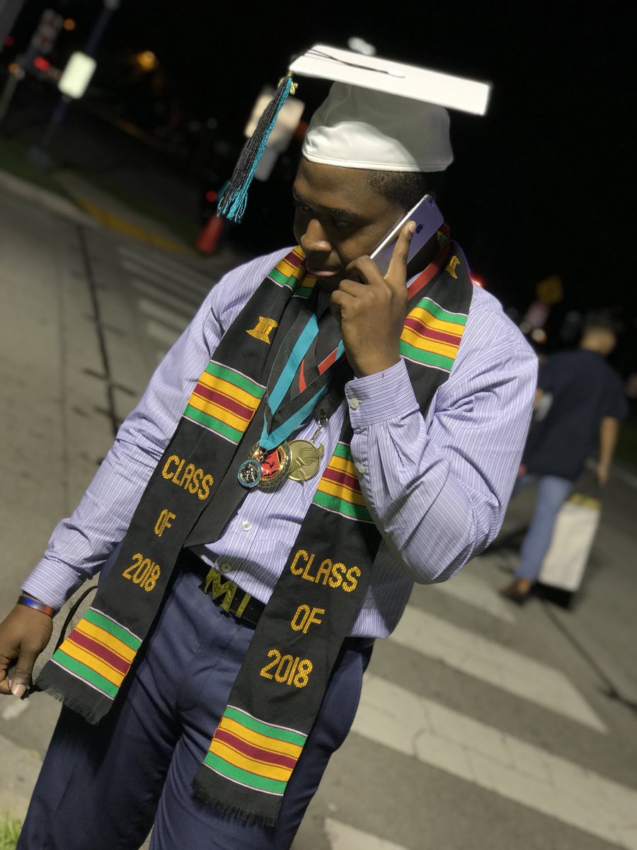 thatboaaajoby's tweet photo. Momma I made it! 👑 #classof2K18 https://t.co/mHqYFywjnP