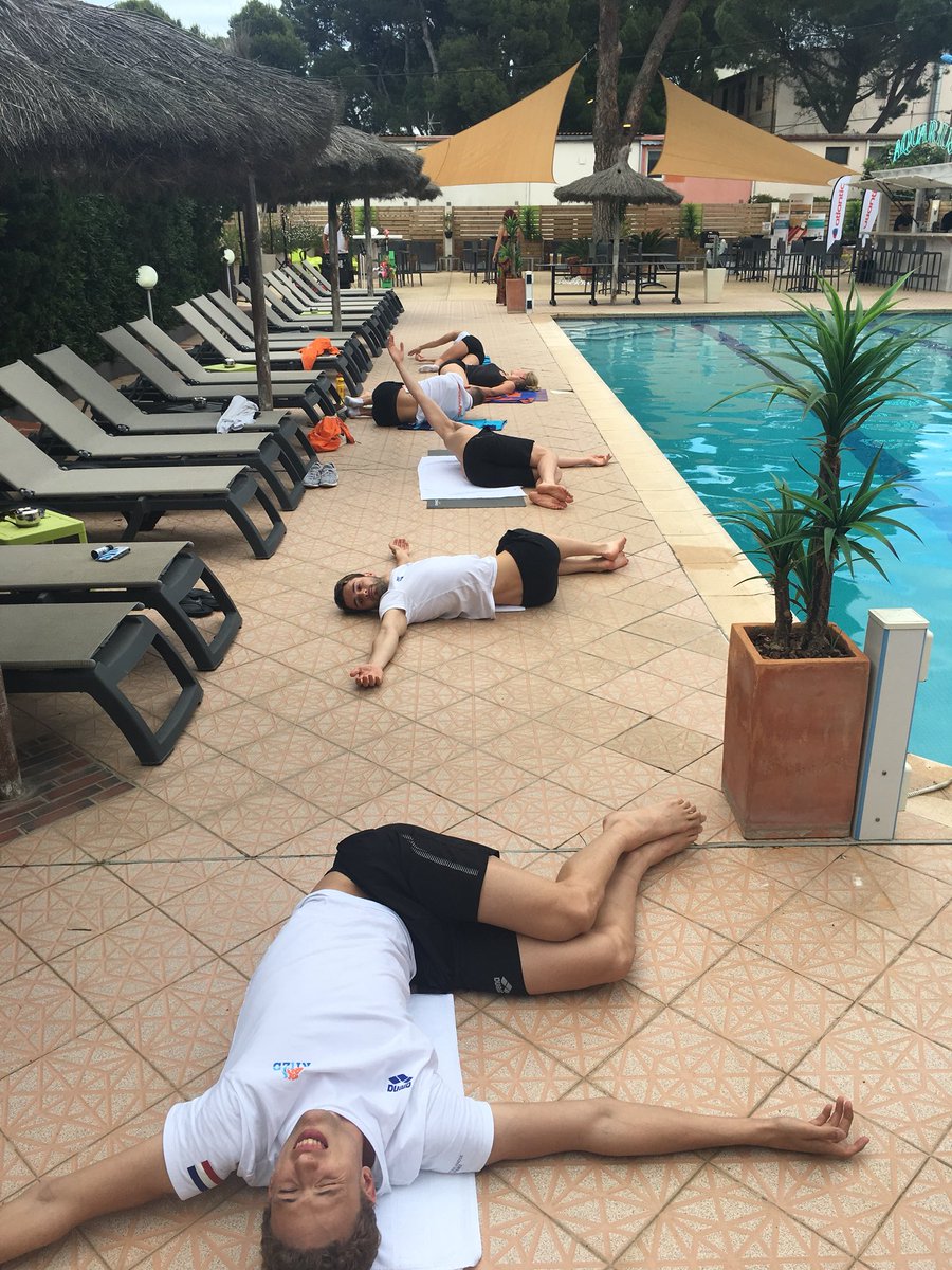 thijshagelstein's tweet photo. Arriveé a l’hotel Aquarius, Canet en Roussillon. Eerste stop van de #marenostrumswimmingtour. @fysioherber zet de groep aan het werk na een dag reizen. #knzbned https://t.co/pGAD1GAixY