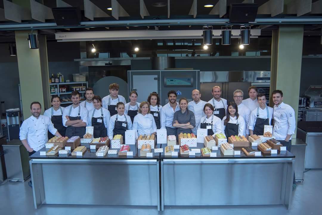 El fantástico grupo de #EsclairsyPastaChoux. Curso impartido por el gran <a href="/joakim_prat/">Joakim prat</a>.

Más cursos en chocolate-academy.com/es/es