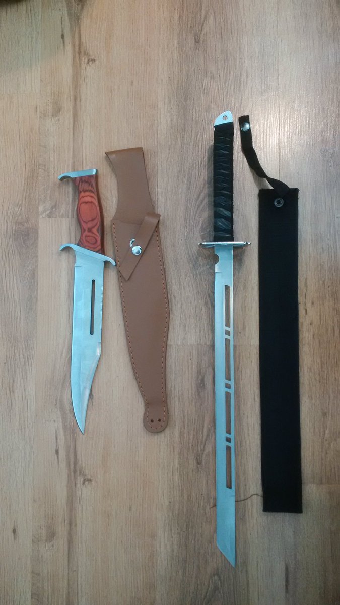 Firearms warrant in #Northampton this morning. Imitation firearm recovered - looks pretty real to us. Also a worrying selection of knives and machetes that are now with us for safe keeping. #notoknives #kinveswrecklives