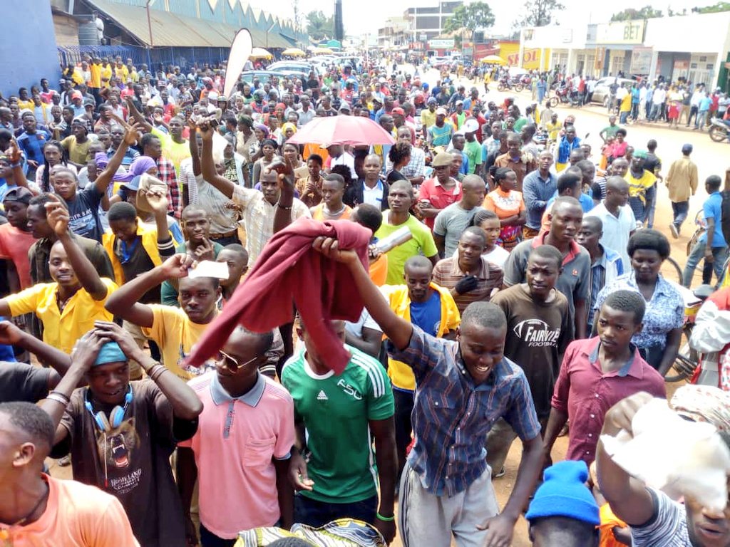 RDBrwanda's tweet photo. #NaYombi II campaign has so far covered 8 districts in 2 weeks through roadshows, media outreach & community involvement.
Today residents and service providers in @Gasabo_District & @Nyarugenge were urged to measure business success through customer feedback
#SayNoToBadService https://t.co/0quEPeW7Qc