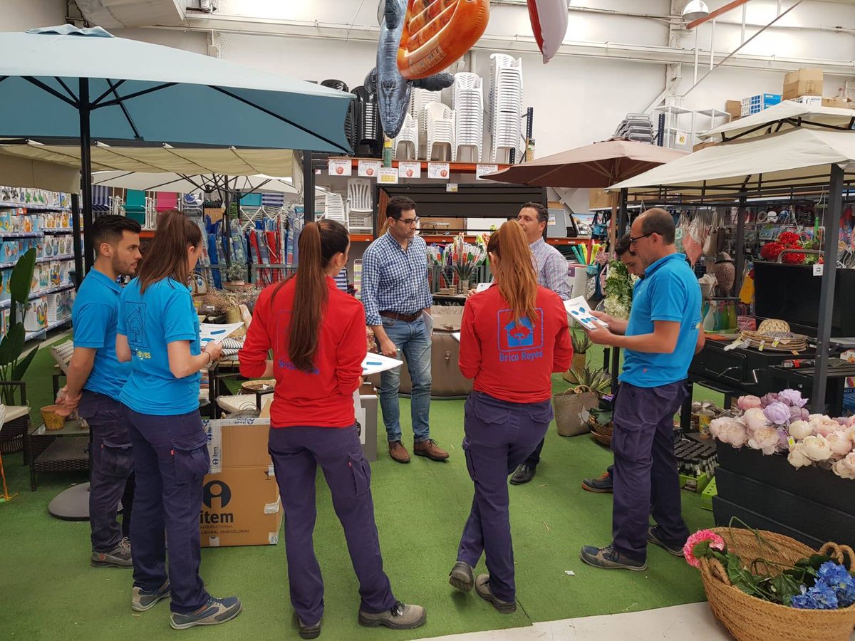 plainsur's tweet photo. El mejor asesoramiento para ti de mano de profesionales formados en nuestros productos 🏊🏼‍♀️
¡Gracias a #IndustriasFerricasPalaciegas el interés y la participación!
Nuestros compañeros Javier y Víctor salieron muy satisfechos tras dar la formación. #PlainsurPiscinas #Plainsur https://t.co/TJoYQlNlpP