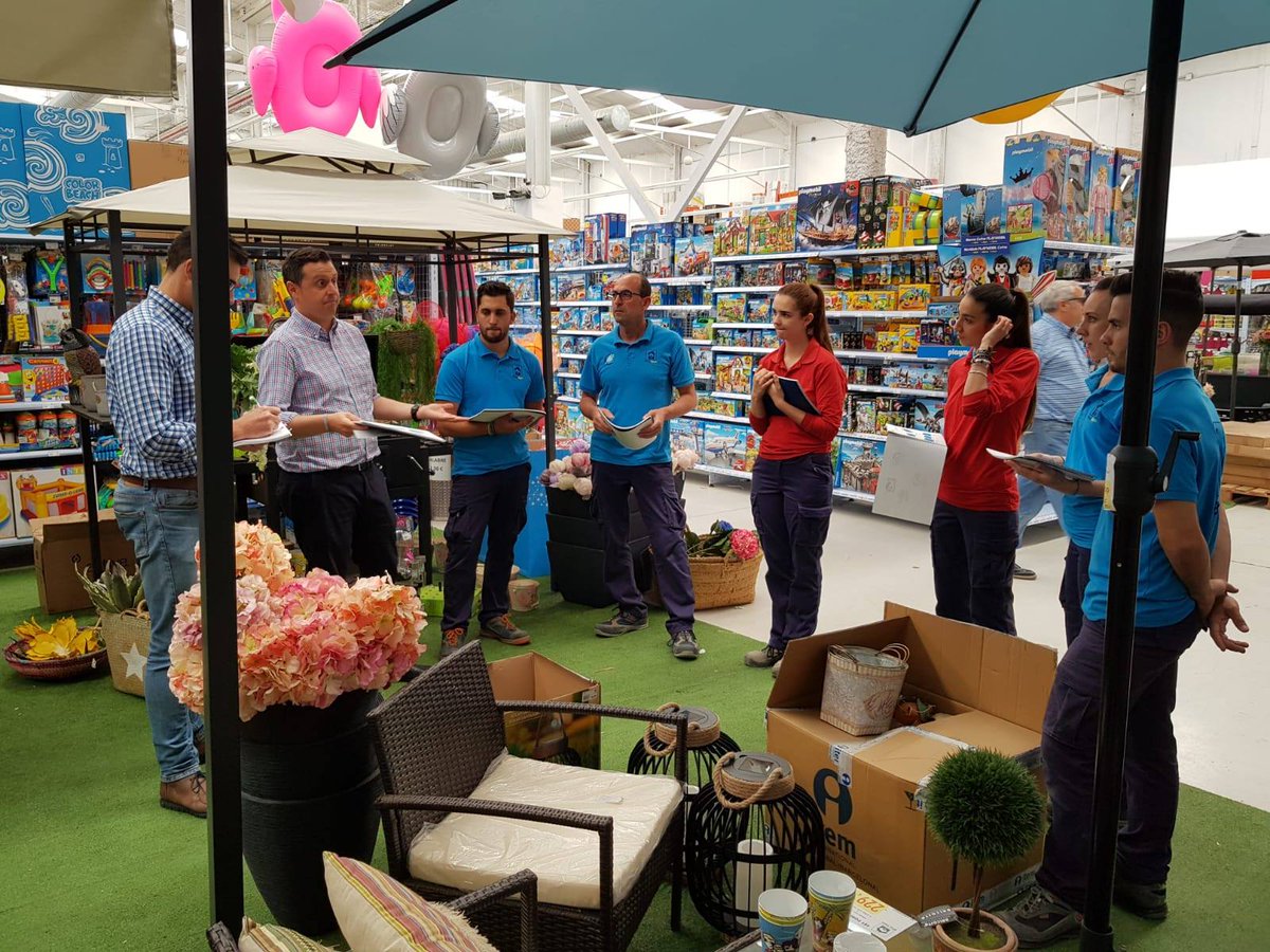 plainsur's tweet photo. El mejor asesoramiento para ti de mano de profesionales formados en nuestros productos 🏊🏼‍♀️
¡Gracias a #IndustriasFerricasPalaciegas el interés y la participación!
Nuestros compañeros Javier y Víctor salieron muy satisfechos tras dar la formación. #PlainsurPiscinas #Plainsur https://t.co/TJoYQlNlpP