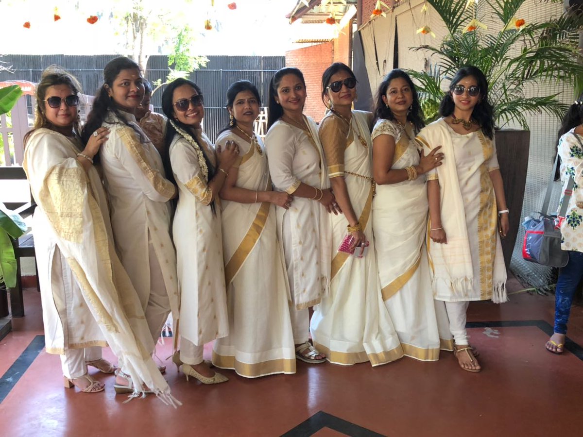 sanchitabhartiy's tweet photo. @MiaByTanishq #StyleSquadGoals
Here comes the sisters squad..where we had to wear the same dress and everyone wore it in a different style.
From left
Richa -traditional
Shreya-conservative
Pragya-indowestern
Shanin-ladylike
@Kratika_me - effortless
Arushi-classy
Bhuwan-elegant
Me-trendsetter😉 https://t.co/NodfPS5GRb