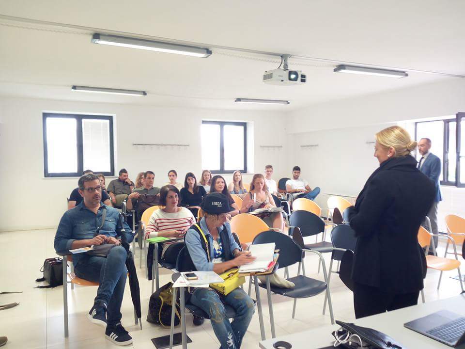 StartCupSardegn's tweet photo. A #cubact 2 prof: AntonioUsai marketing @unissTwit e JantjeHalberstadtt SocialEntrepreneurship-UniversitatLuneburg https://t.co/rZhUyMKMCP
