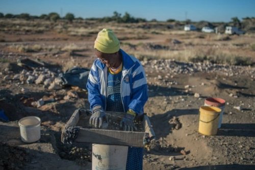 dailysunsa's tweet photo. ZAMA ZAMA GOGO GETS LICENCE TO MINE!
https://t.co/Am1xGPGjFl https://t.co/I6BJ9LdNFK