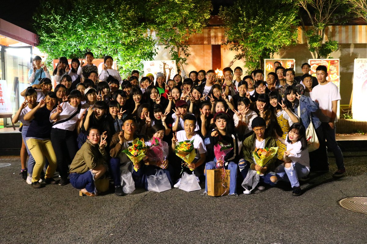 ippodou_otsu's tweet photo. なななんと❗今日は泉大津高校の黄団、通称「やばめちゃん」が来てくれやがった⤴体育祭の前日で気合い入っているのか、肉ケーキを6個も食った後さらに食ってくれたぜ！団結力すげーし、明日に向けて気合いバチボコすぎ💥てめぇら、ぜってぇ後悔すんなよ🔥一歩堂は黄団を応援してるぜ😁#チャリの多さ鬼 https://t.co/iUhScnxZaG
