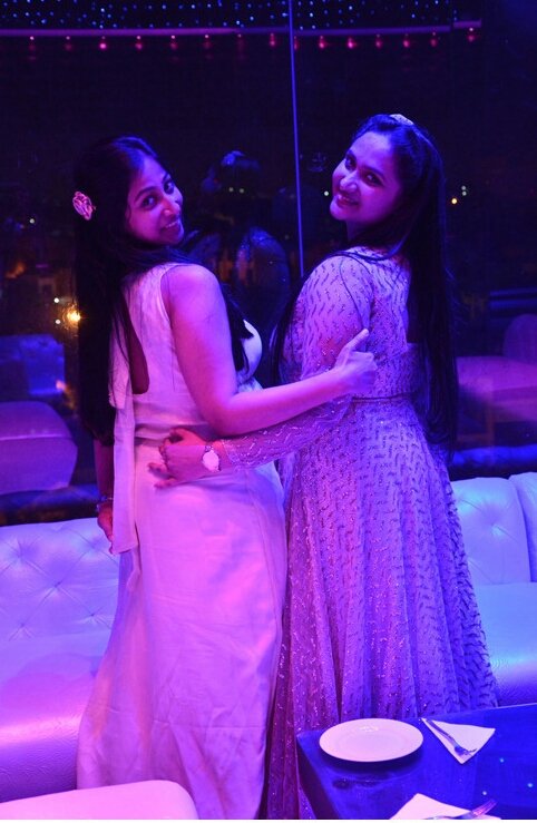 sanchitabhartiy's tweet photo. @MiaByTanishq @Kratika_me #StyleSquadGoals
@Kratika_me is the perfectionist..whose tip to toe has to be in accordance with high fashion and fine taste.
I am the trend setting one..who can carry just about anything reveling in my own style and comfort. https://t.co/hevH8qozxu