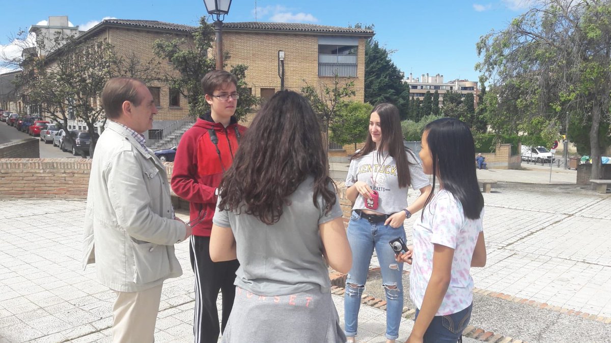 AulaSta's tweet photo. Finaliza el Taller de fotografía en 2° ESO,  Proyecto de Capacidades. Agradecemos a José  Luis Lasierra su colaboración. https://t.co/rbq8fCmVnH