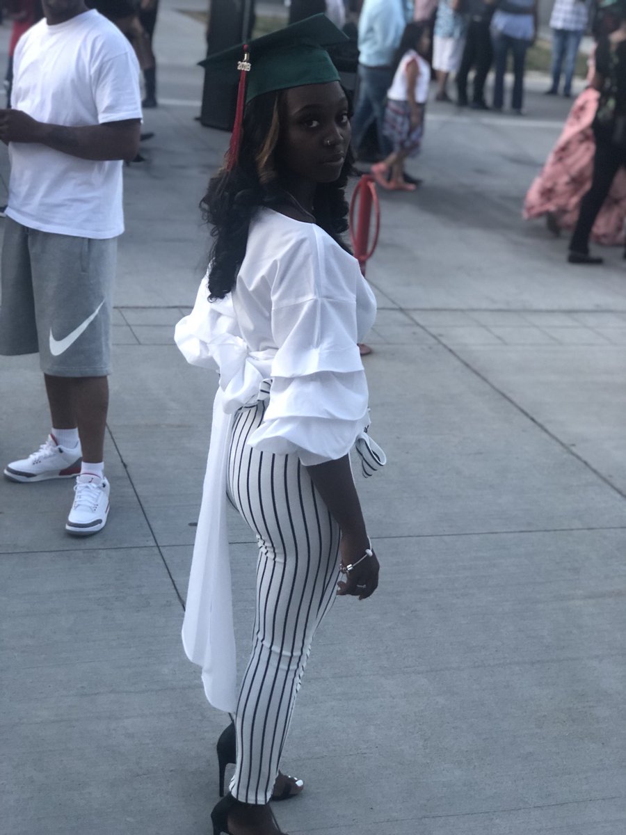Shaymoneey_'s tweet photo. they gone try to count you out , so you make em count you in ! PERIODT #2018Graduate #LNALUMNI 🎓❤️ https://t.co/brGD7GaPfY