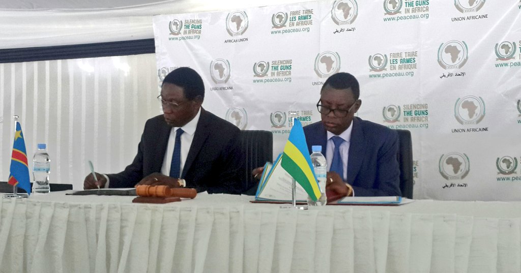 RwandaMFA's tweet image. Rwanda's Minister of Defence @KabarebeJames and #DRC Deputy Prime Minister &amp;amp; Minister of Interior and Security Herny Mova Sakanyi signing the aggrement of the Demarcation Report and the Agreement on the Establishment and Operationalization of OSBP #AfricanBorderDay
