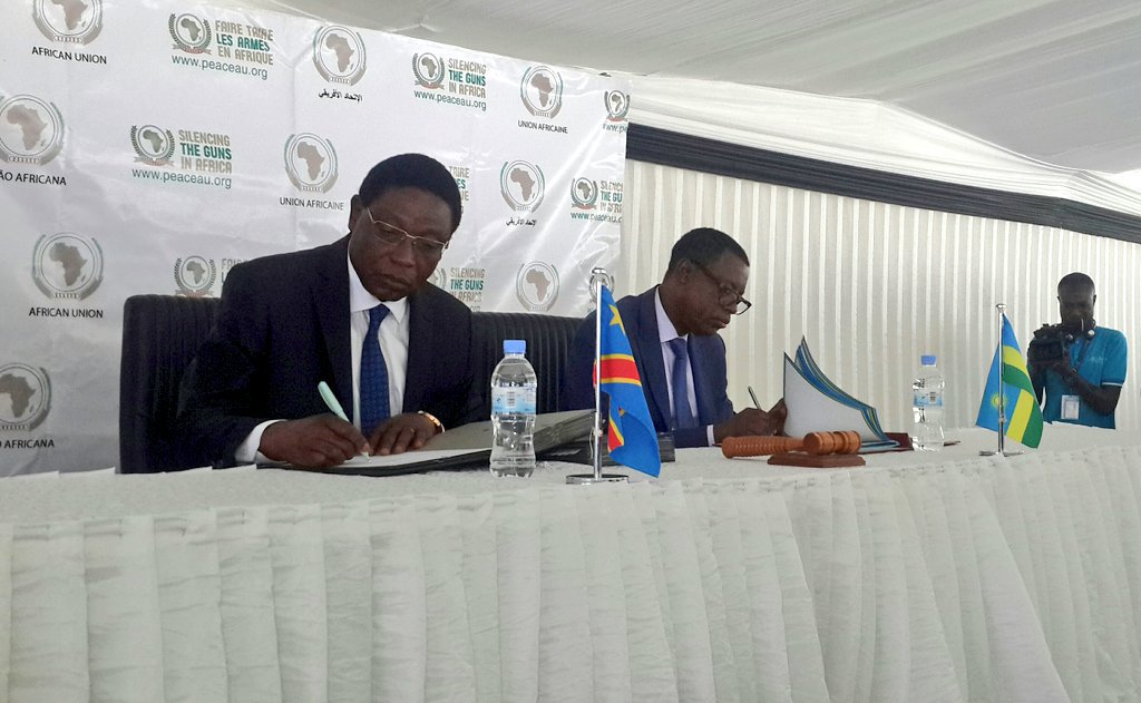 RwandaMFA's tweet image. Rwanda's Minister of Defence @KabarebeJames and #DRC Deputy Prime Minister &amp;amp; Minister of Interior and Security Herny Mova Sakanyi signing the aggrement of the Demarcation Report and the Agreement on the Establishment and Operationalization of OSBP #AfricanBorderDay