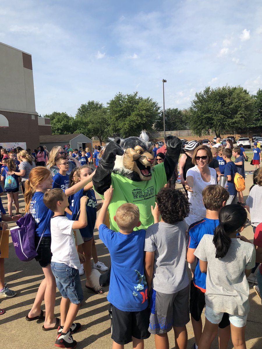 WES enjoying 5th grade clap out!! Happy Last Day💕 #WESroars