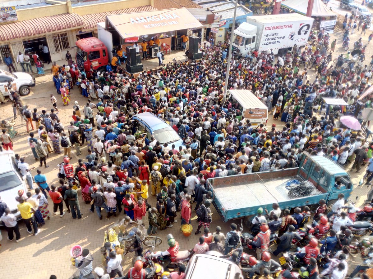 NaYombi's tweet photo. #NaYombi2 road show proceeds to @Nyarugenge district,#Nyabugogo a vibrant business center and the country's gateway to secondary cities.#SayNoToBadService #Rwanda https://t.co/697fva2OEa