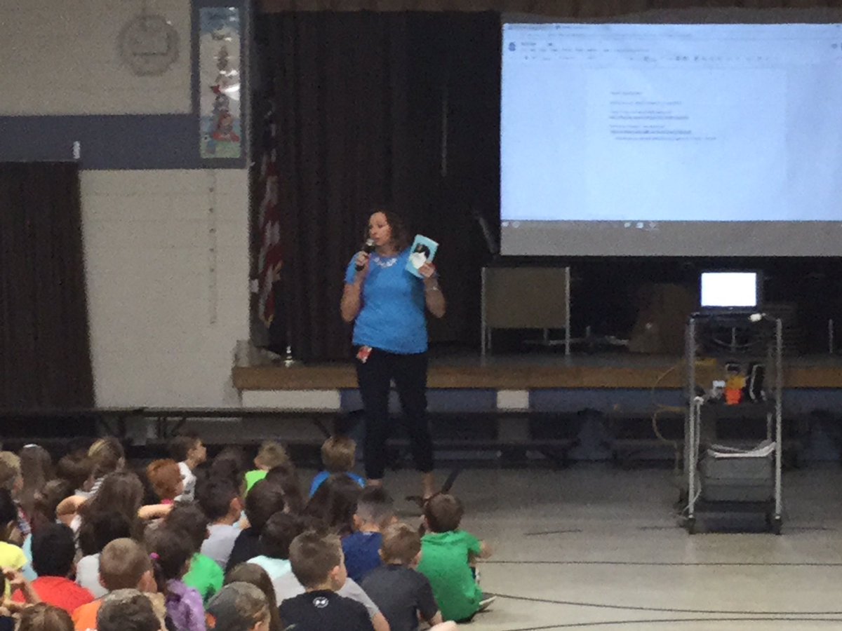 TRSchoolWTSD's tweet photo. A #Wonder read aloud for our 1st Grade Guests! #ChooseKind #wtsdpride #TogetheR https://t.co/5xWMak0tdp