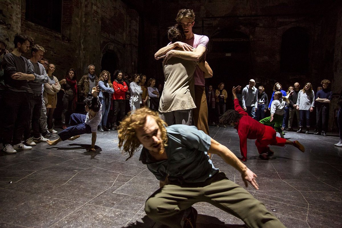 Una traiettoria intima e collettiva,umana e tecnologica.
Su 00 il mio reportage da #FabbricaEuropa attraverso #ReMark di Sang Jijia,#GoFigureOutYourself di Wim Vandekeybus,#Iarna di Teatrul Nottara,#PresentContinuous di Salvo Lombardo.
doppiozero.com/materiali/dram…
#retecritica #danza