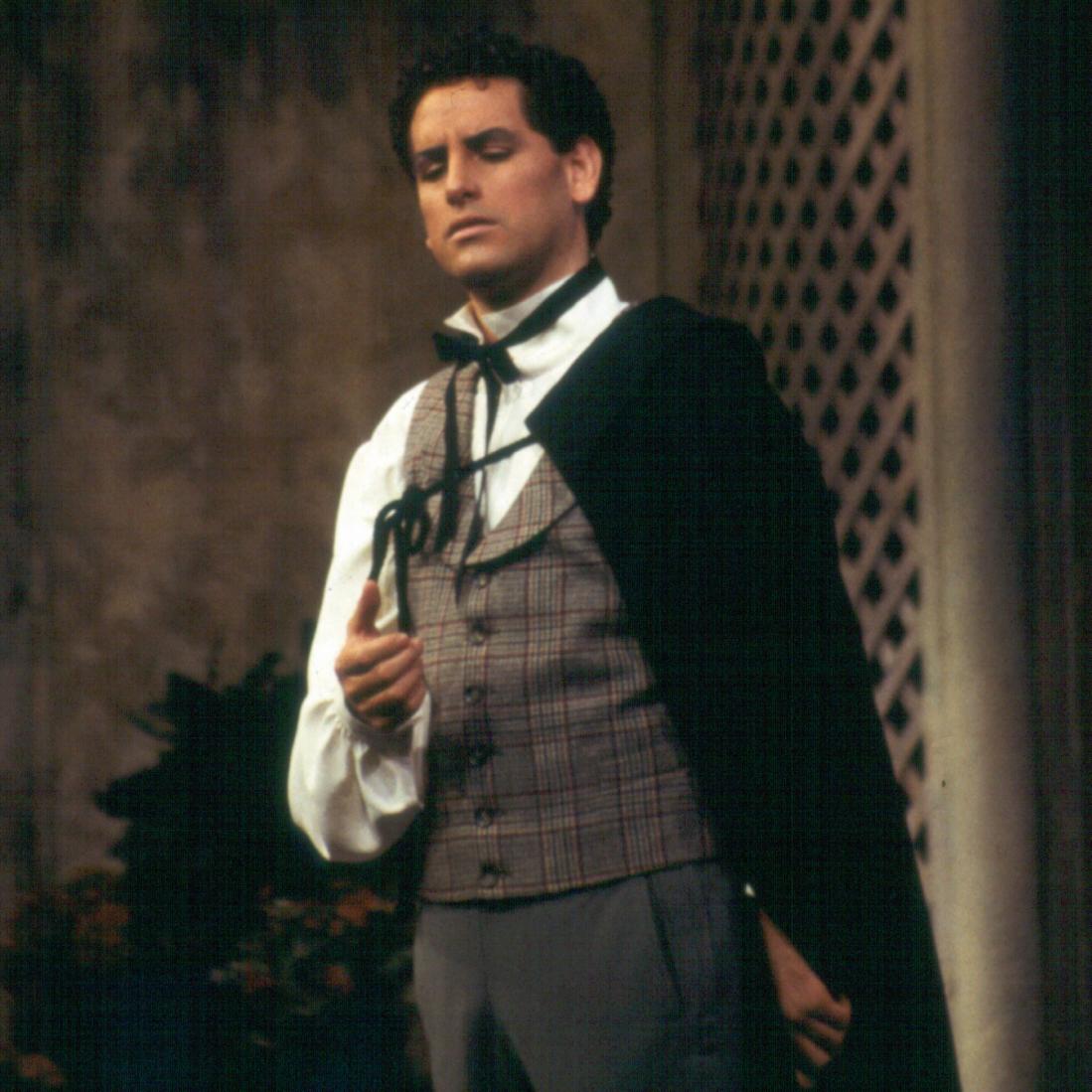 MetOpera's tweet photo. #TBT @jdiego_florez made his Met debut as Count Almaviva in Il Barbiere di Siviglia in 2002. This December, the Peruvian tenor returns to the Met for the first time in 5 seasons to sing Alfredo in Verdi's #LaTraviata. Tickets on sale June 24: https://t.co/EvIw0skBw4 https://t.co/PKkMfepBok