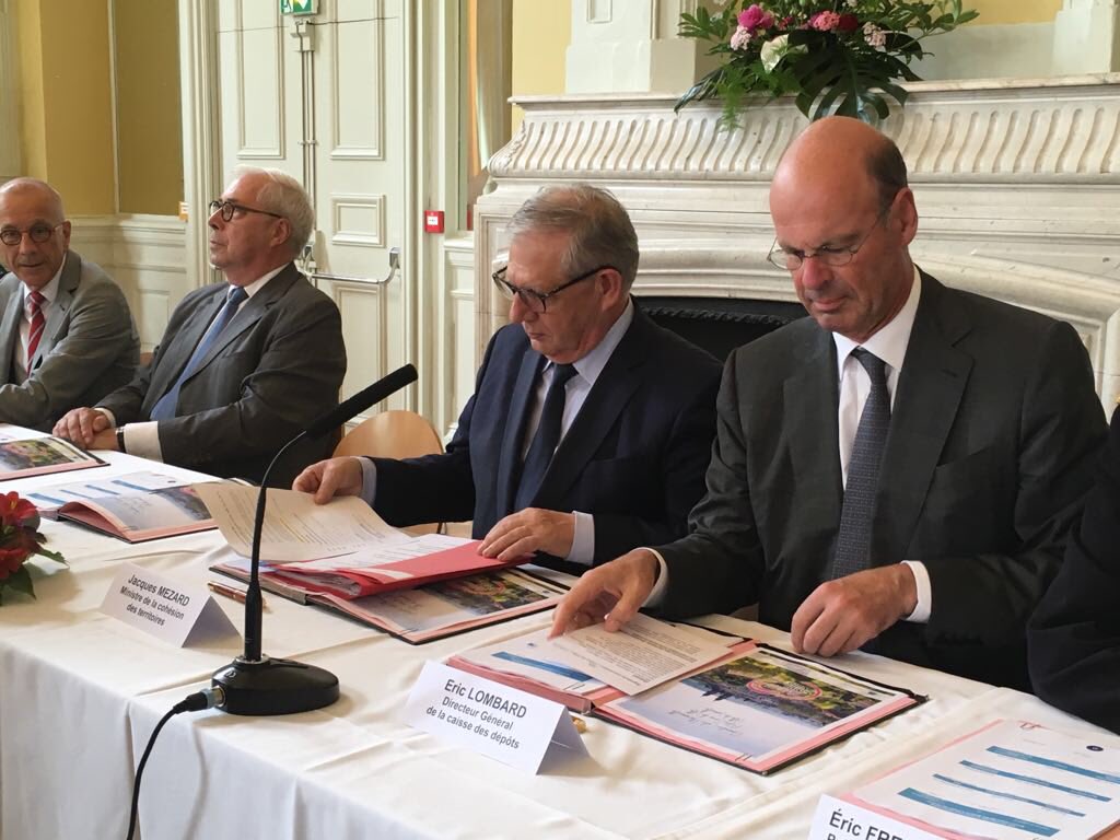 caissedesdepots's tweet photo. Signature de la convention de partenariat #ActionCœurDeVille : #Lunéville est la 1ère des 222 #villes moyennes sélectionnées à passer à l'action ! 25 millions d'€ seront investis pour dynamiser la commune ! #CollTerr #CentresVilles #BanqueDesTerritoires https://t.co/OoXrRcdgbb