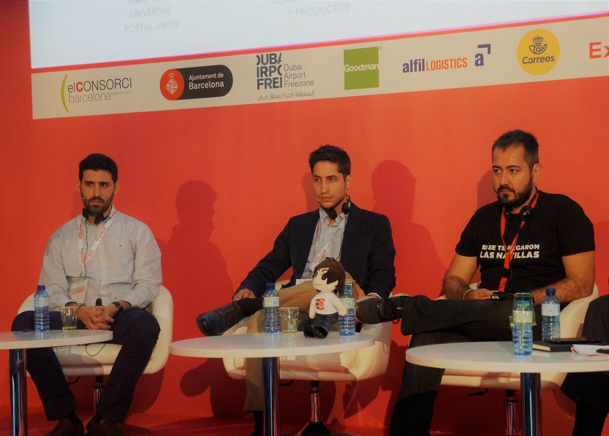 Electrocosto's tweet photo. 📸 GALERIA | Ayer nuestro CEO, @JuanSN83, participó en la mesa redonda “Crossborder: ¿Cómo conseguir una logística rentable y operativa?” en el @eDeliveryBCN😉
¡En ella disfrutamos con diferentes ponentes, Leo no quiso perdérselo! 👏
#eDeliveryBCN2018
#LaFeriaDelSector https://t.co/2sT49PhE30
