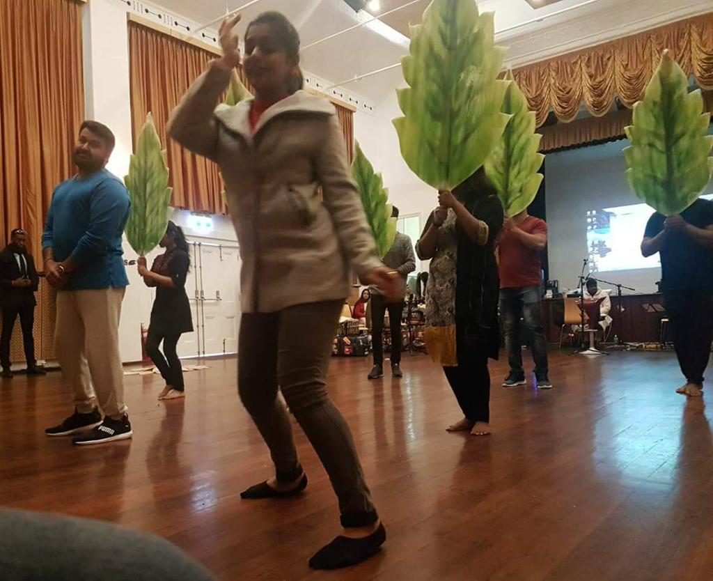 MOHANLALFANZ's tweet photo. 🌏#Lalettan and #Meeranandan at #Rehearsal camp of #AustralianShow
@snehasallapam @KeralaBO1 @MoviePlanet8 @BreakingViews4u @BOkerala @MovieMaxMedia @Lalettan9 @LALETTAN_BOYS @lalettanboyz @TeamMohanlal @TrendsMohanlal https://t.co/Mts44iz19E