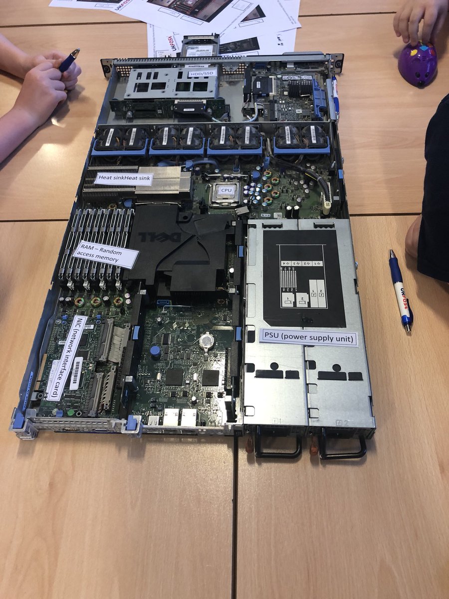 ITMissC's tweet image. @UKFast showing children inside a server #howtechworks #careersday @MostonFieldsPS