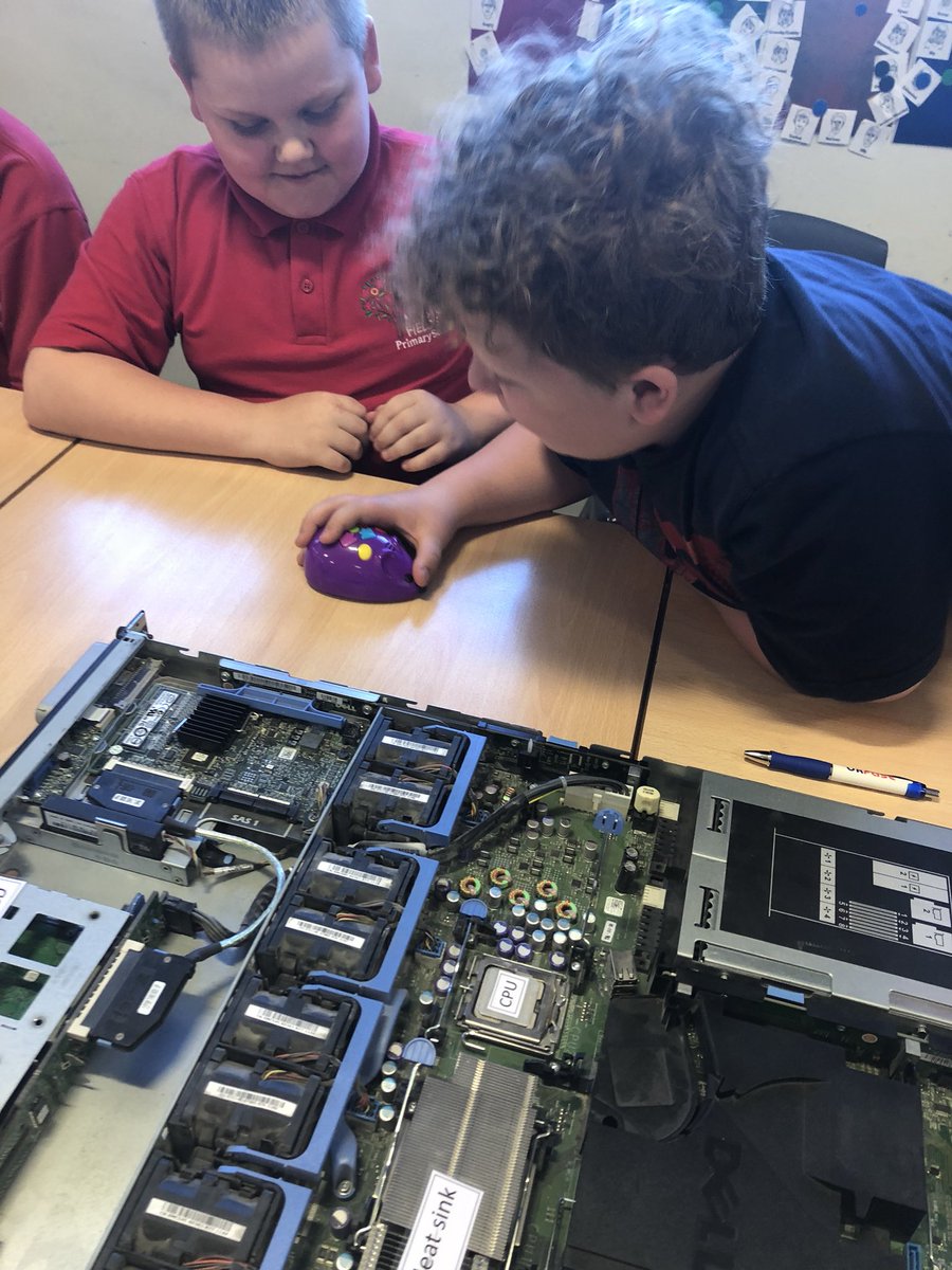 ITMissC's tweet image. @UKFast showing children inside a server #howtechworks #careersday @MostonFieldsPS