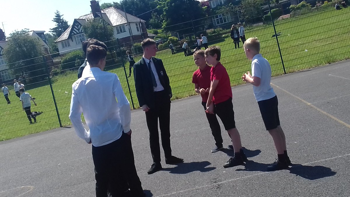 TrochiMaesGarmo's tweet photo. Diwrnod datblygu'r Gymraeg gydag ysgolion cynradd Saesneg y Sir. Diolch i flwyddyn 10 am sgwrsio #trafodpeldroed #helclecs. https://t.co/XrbdEHxgCX