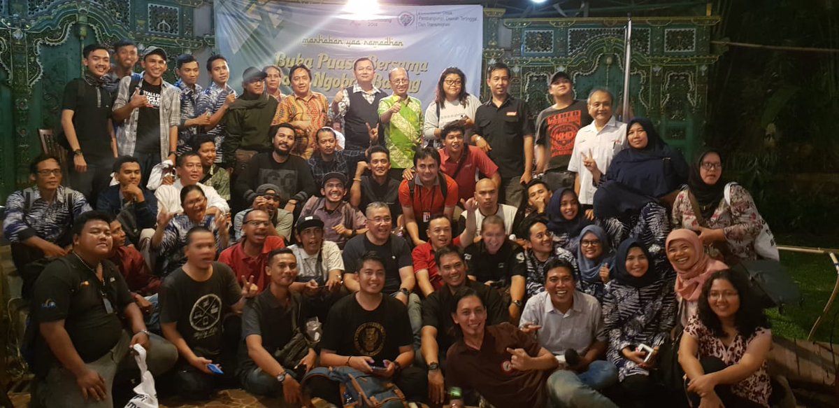 anwsanusi's tweet photo. Terima kasih para awak media dan wartawan yg selalu menjadi penyambung suara dan warta desa...
Ayuk terus kita bangun desa... https://t.co/bUQGhbxKzg