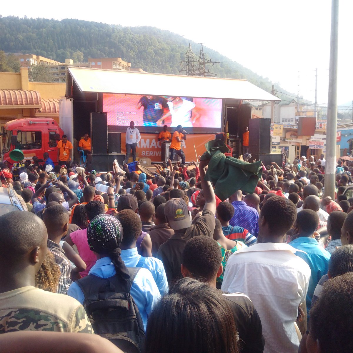 NaYombi's tweet photo. #NaYombi2 road show proceeds to @Nyarugenge district,#Nyabugogo a vibrant business center and the country's gateway to secondary cities.#SayNoToBadService #Rwanda https://t.co/697fva2OEa
