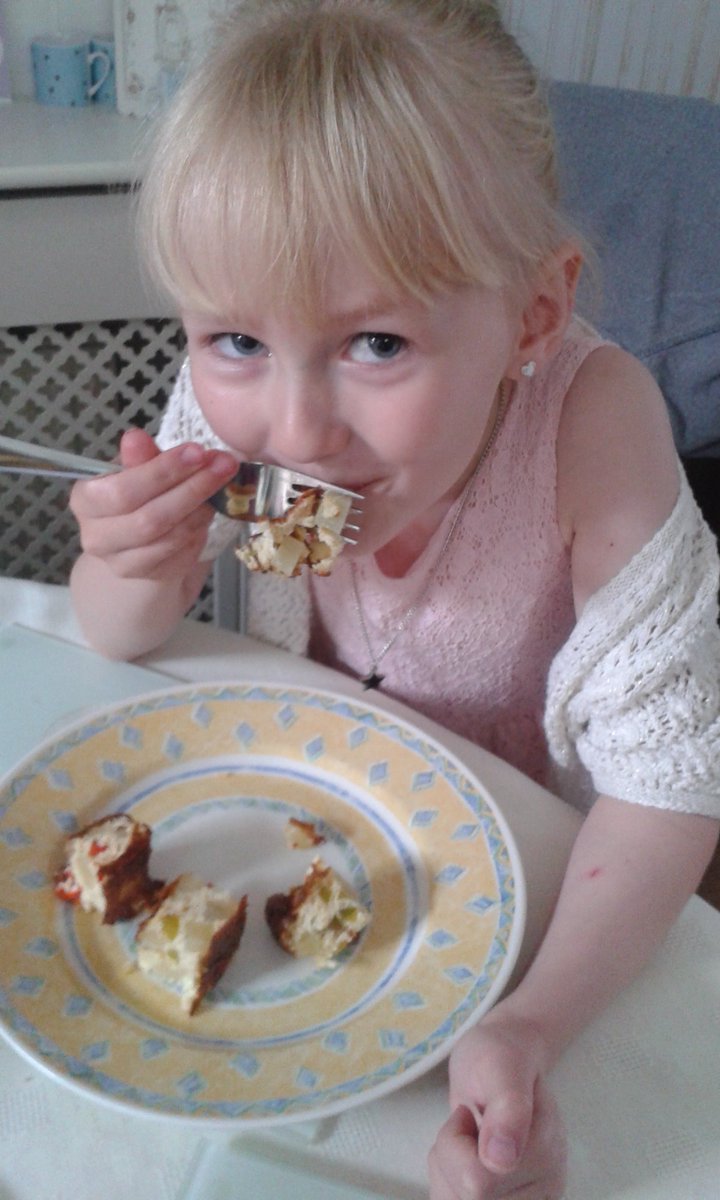 CathyClayts110's tweet photo. Lily making and enjoying her healthy Oven baked tortilla @eastfieldPS #3JB #Homework https://t.co/Pfx6IuLlwW