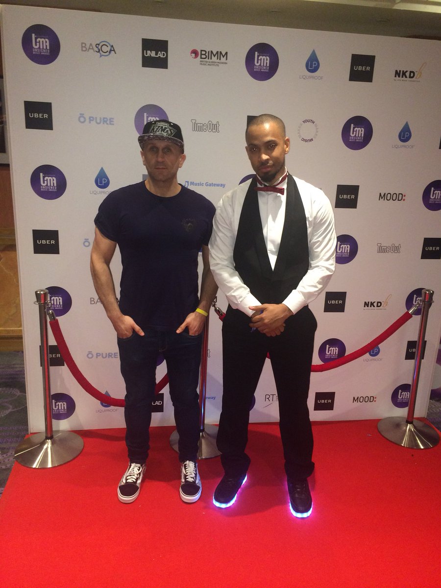soundfamiliaruk's tweet photo. #claytonosborneuk and #andylysandrou #independantlabelowners #rockingtheredcarpet #UMA2016 @icecreamrecords @soundfamiliaruk @beat1uk #newsinglealert #caitlinmacnamara #neverrains #outsoon #9DAYS https://t.co/1xVYfOYoQD