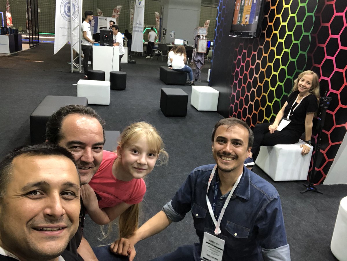 YenginDeniz's tweet photo. Yeni Medya kadrosu tamamlandi #gamesweek #cnrexpoistanbul #cnrgamesweek #vrlab #vraydin #iauyenimedya #virtualreality https://t.co/TVRwTs2pxI