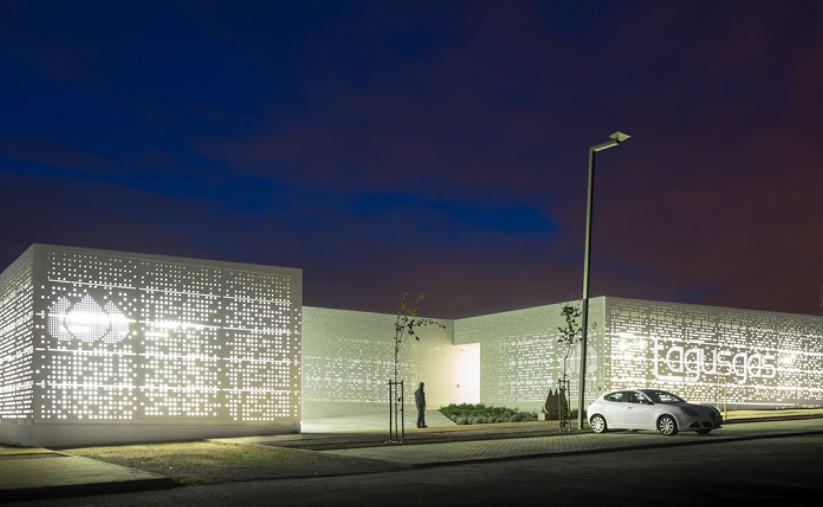 InncemproBV's tweet photo. NIEUW HOOFDKANTOOR VOOR TAGUS GÁS
Overdag vallen ze niet zo op, maar zodra het gebouw van binnen is verlicht vormen de talloze perforaties een opvallend lichtspel . Lees verder: https://t.co/iUFIqWJTkV? https://t.co/T4jCcjqeFF