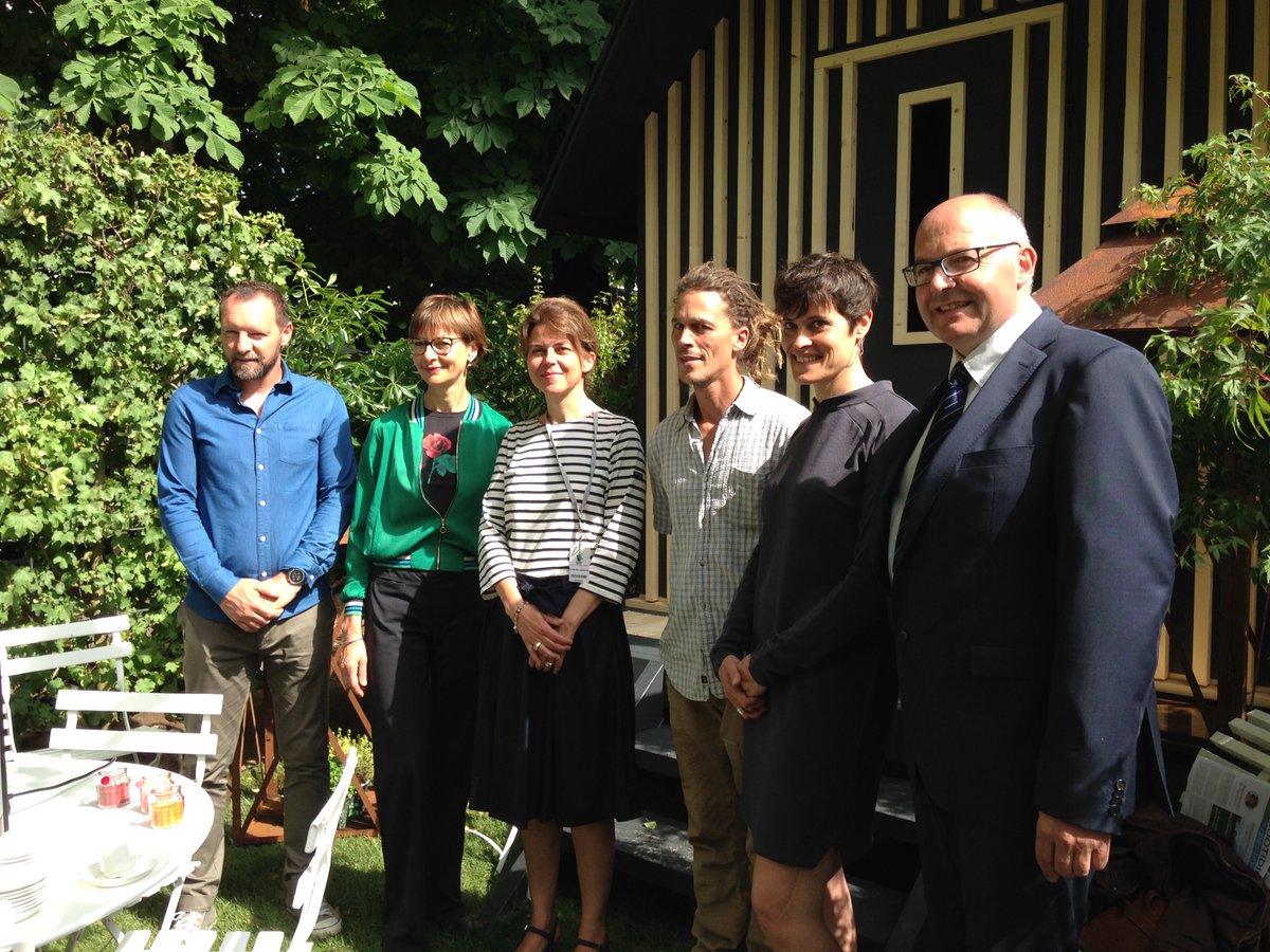 AgBonneReponse's tweet photo. Joli succès pour le lancement du concours du @CarreJardiniers 2019, sur Jardins, Jardin, devant une vingtaine de journalistes. Le thème de la prochaine édition DU concours de la profession : la place du village. Retrouvez le communiqué de presse ici : https://t.co/fcgKmpEcfz https://t.co/J3pjuLA2d1