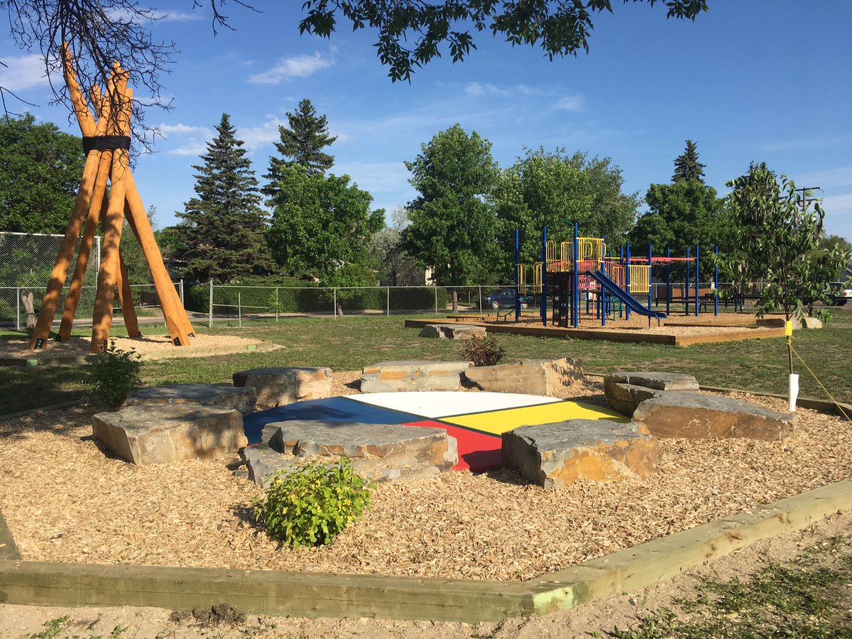 kitchenerschool's tweet photo. Sooooo proud of the Kitchener playground committee. All the hard work is starting to show! @RegPublicSchool @sarahlongman1 @RickSteciuk https://t.co/t24Mwwe9f8