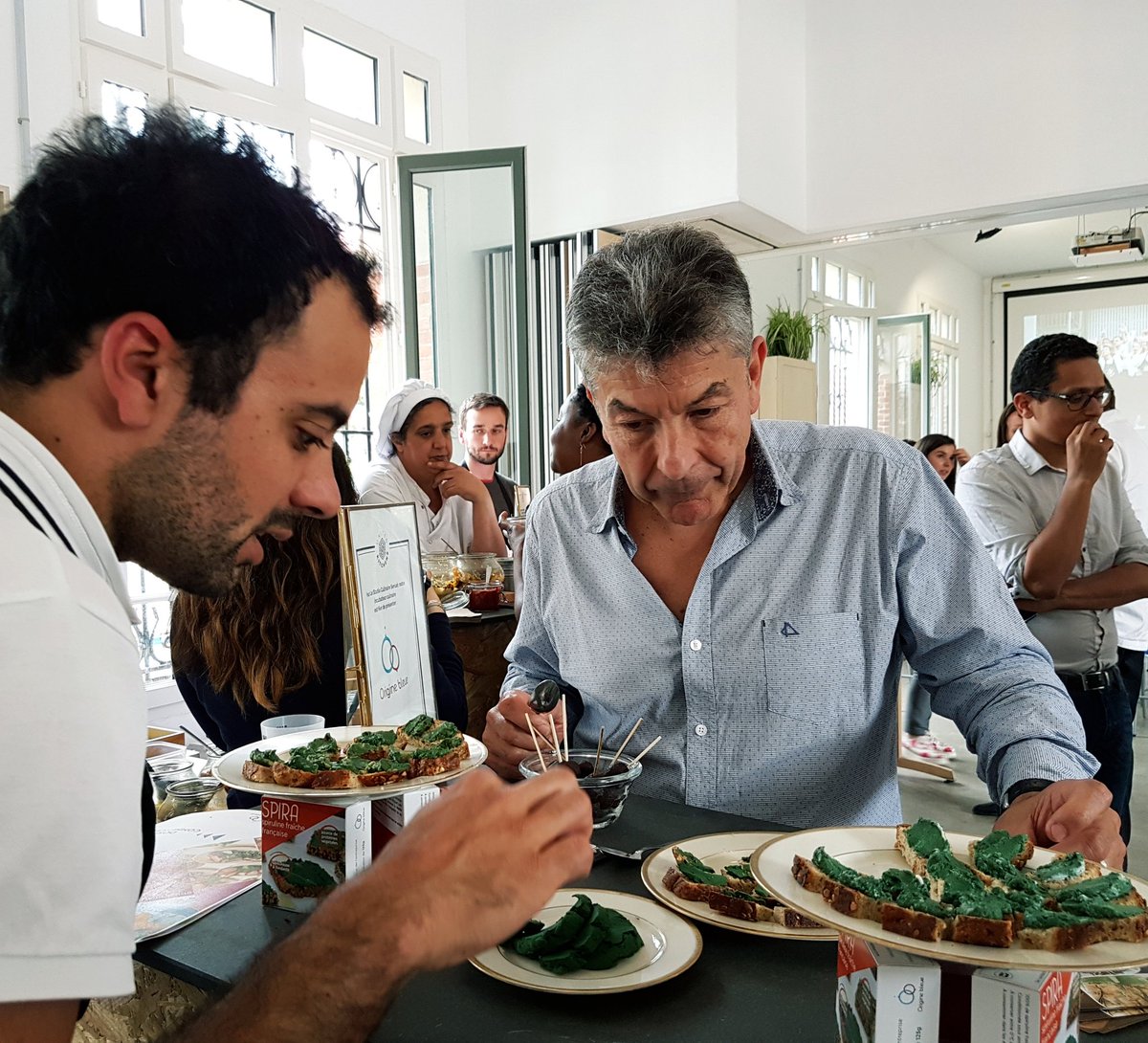 OrigineBleue's tweet photo. Merci à Régis Marcon pour ses précieux conseils lors de la dégustation à @United_Kitchens!
#spirulinefraîche 
#learningexpedition de @United_Kitchens avec le #studioculinaire de @servair https://t.co/uu2ISieSdu
