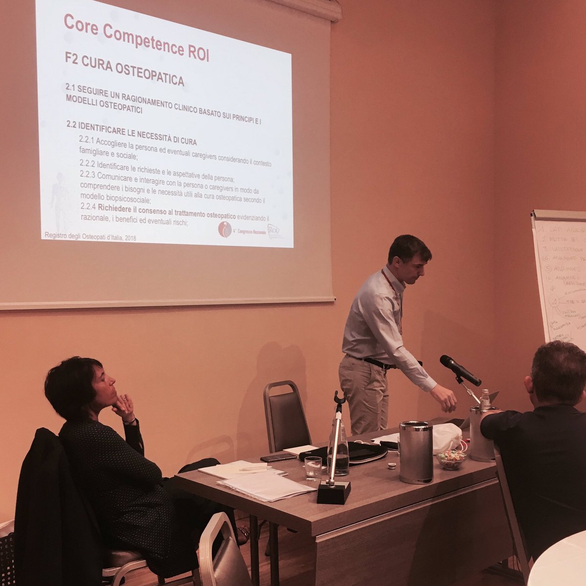 Uno scatto del workshop curato da @montagnalicia e <a href="/andreabergna/">Andrea Bergna</a> "la cartella osteopatica". #CongressoROI18