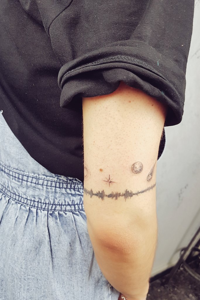 OnJongKeyMiTae's tweet photo. So, while the Sun and Moon are obvious reasons to represent O&amp;J, the other 3 were kind of a challenge. 
Star is for T 
Meteorite is for M
Aurora is for K https://t.co/dWYQUBP6eo