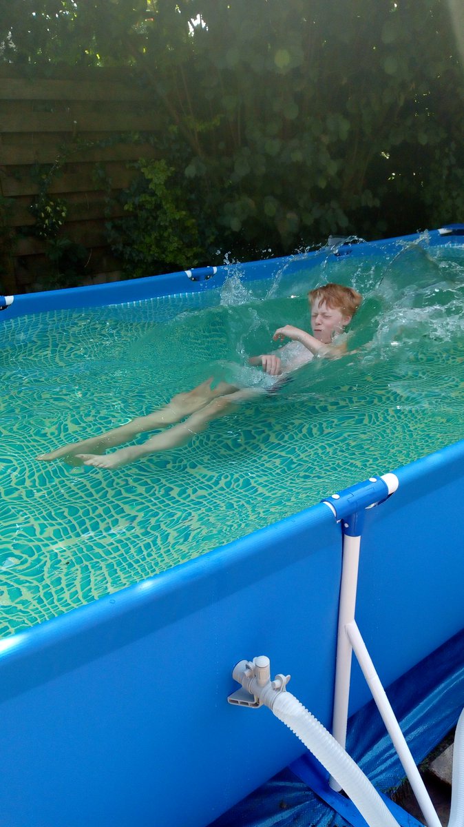 HeidiRoelofs's tweet photo. Yeah, het zwembad staat! Het water is ijs en ijskoud brr.. Roept zoon 'kijk mam', en springt er zo in #held 😂😂 https://t.co/cIYQdhJ06l