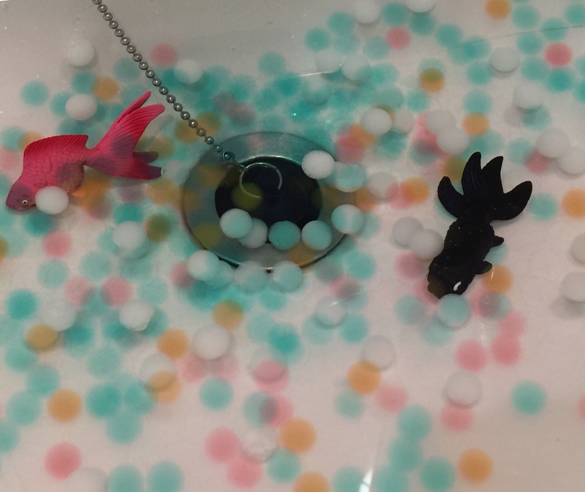 ガチャガチャ かんちゃん チャンカーン 娘と水遊び こ これはアートだな 金魚はおもちゃ 丸いやつは100均で売ってるジェリーボール ガチャガチャ 水遊び 娘 アート Art T Co Qgoscecmqt Twitter