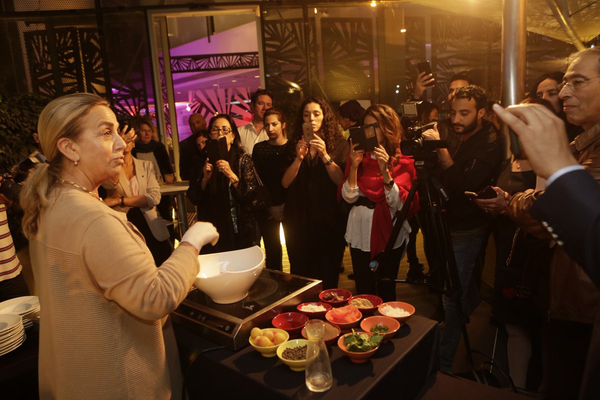 visagedumaroc's tweet photo. Cooking show animé par Maguy Kakon, en marge de la conférence sur la transmission du patrimoine à travers l'art culinaire, organisée par #VisageDuMaroc #VMTalk Merci Tarik Mounim :) #Video https://t.co/FEQWgh6FEo https://t.co/4IHlL8f22z