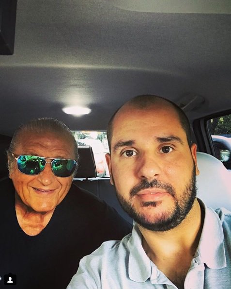 taxiroma3570's tweet photo. Anche le #leggende della #musica italiana scelgono 3570!
Da #Asti41 un passaggio al grande Tony #Renis.... chissà se durante il tragitto avranno cantato insieme?
#taxi #3570taxi #selfie3570 #abordocon3570 https://t.co/rhL8LU1vdo