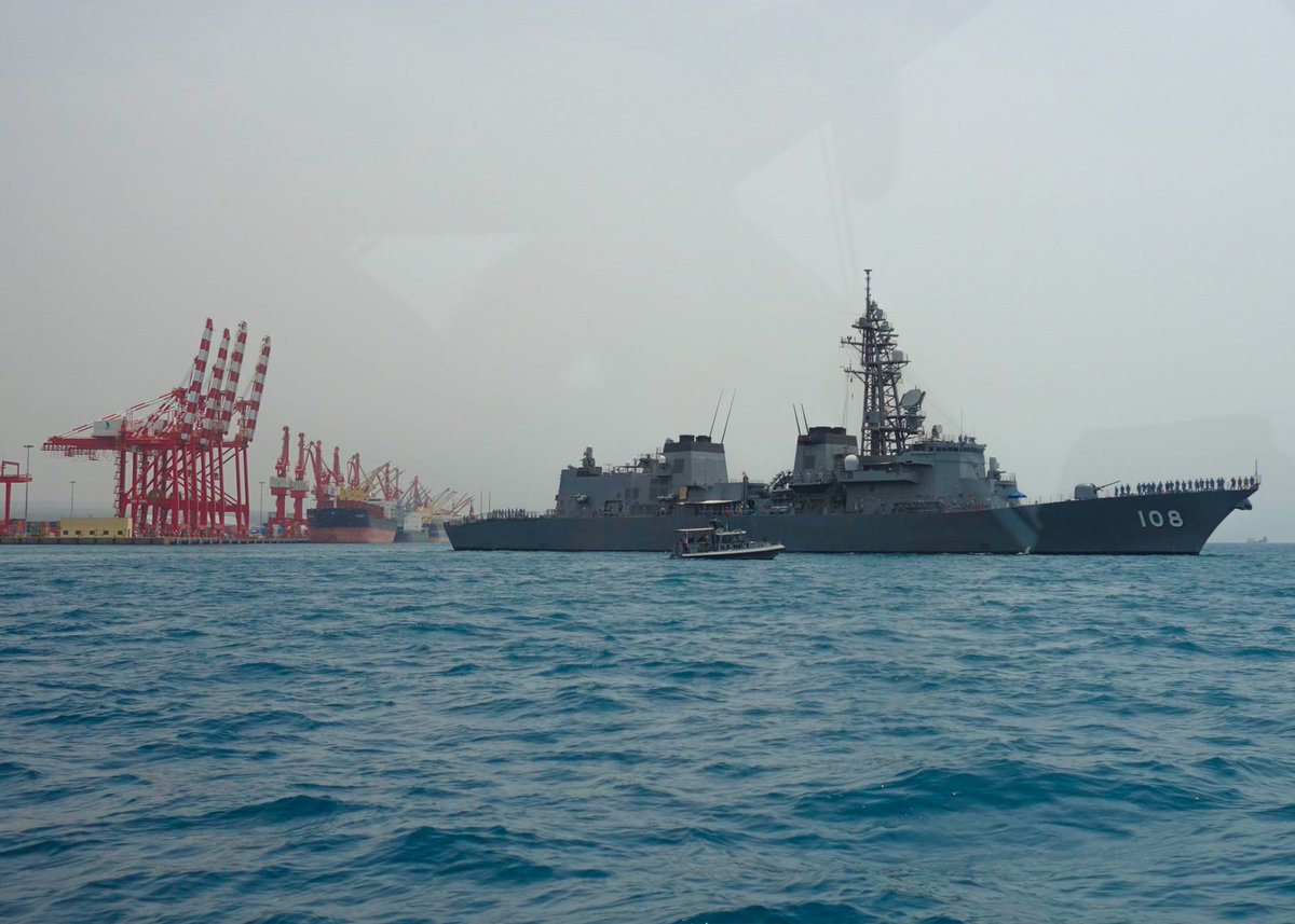 Sailors assigned to #TG686 observe the <a href="/JGSDF_pr/">防衛省 陸上自衛隊</a> JDS Akebono (DD 108) transiting the #PortofDjibouti, #Djibouti, May 30, 2018.