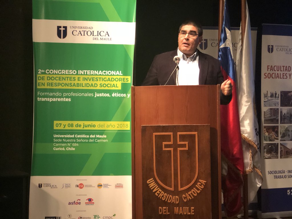 Rodrigo Constandil de la Viña Miguel Torres @MiguelTorresCL se refiere a la responsabilidad social a través del Comercio Justo #2CongresoRS #TuUniversidad @pseverino_g @ucatolicamaule @EXT_UCM