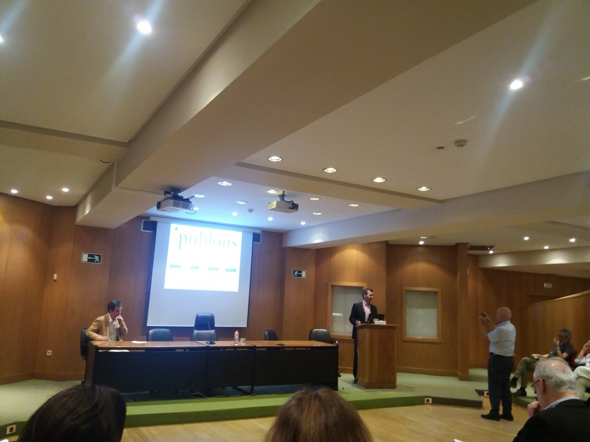 mayrbu's tweet photo. Rafael Repiso nos habla de Publons y la revisión de revistas científicas #Entreconferencias #CRECS2018 https://t.co/zaME68PPas