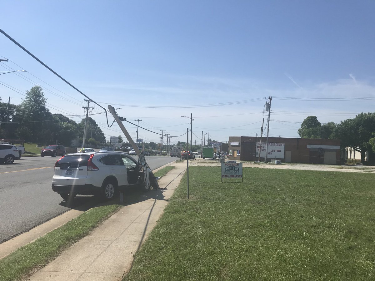 HighPointPolice's tweet photo. TRAFFIC ALERT: Due to a single car traffic accident (no injuries) with a downed power pole expect delays in the 900 block of S Main St. All southbound lanes will be blocked for approx 1hr, please use alt route. #HPPD #DriveSafeHP https://t.co/SkdoGyeATI