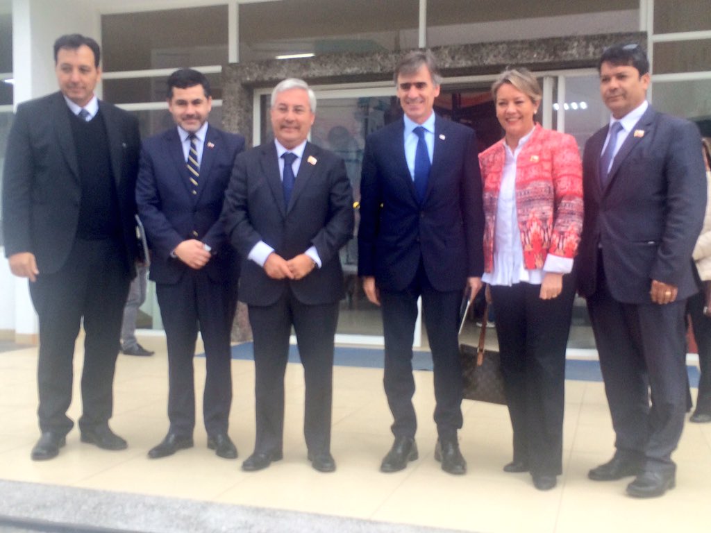 VoceriaTarapaca's tweet photo. Seremi de Gobierno @anamariatiemann e intendente @MAngelQuezada acompañan a Ministro de Economía @joservalente en visita a #Tarapaca, para dar a conocer anuncios de #CuentaPública del Presidente @sebastianpinera y escuchar las inquietudes de la comunidad #ChileLoHacemosTodos 🇨🇱 https://t.co/iqTEovprK1