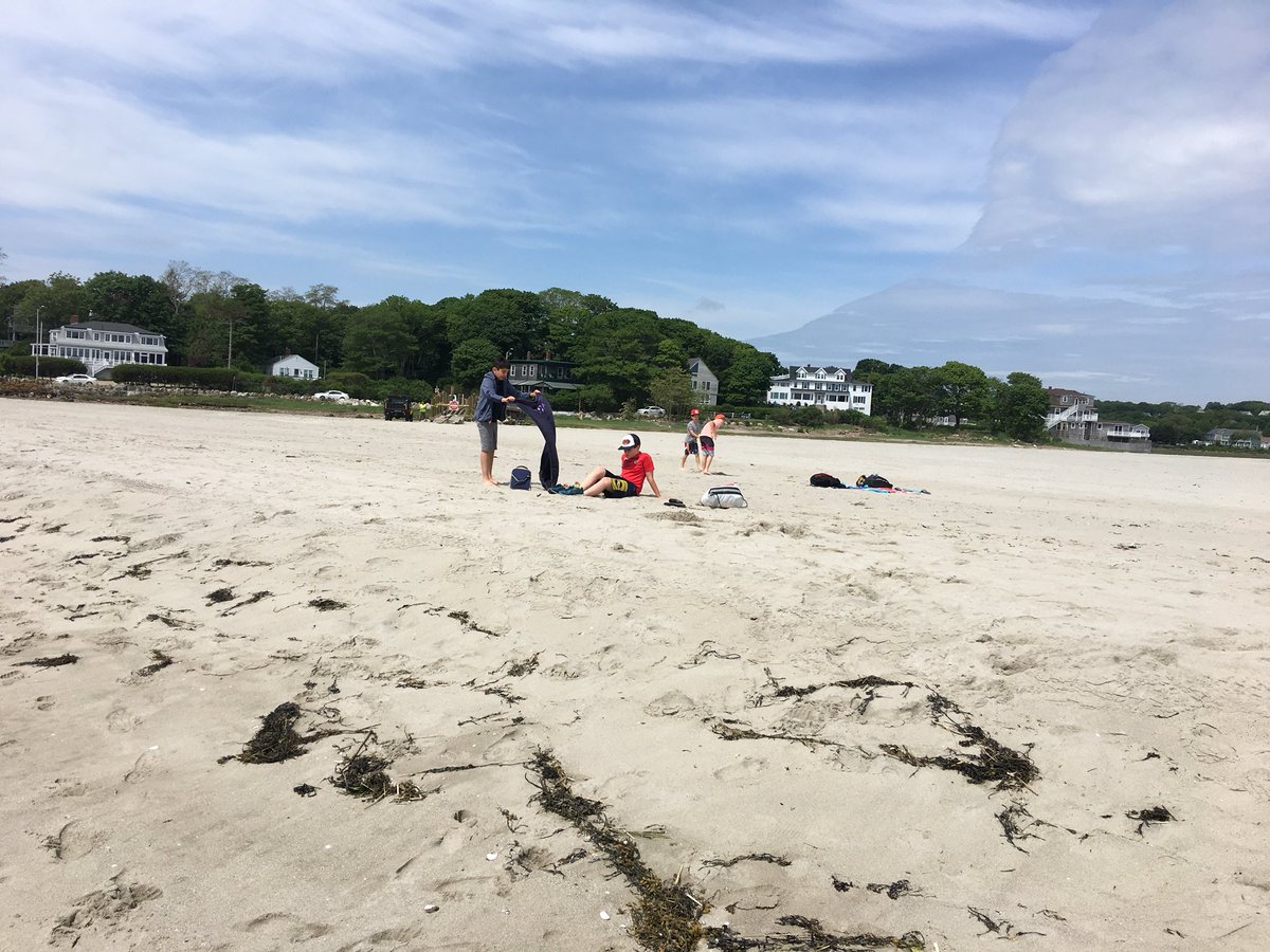 MrFrank5F's tweet photo. We’re here! #PapaBear brought his beach hat. #LundWatch https://t.co/usztidDq3r