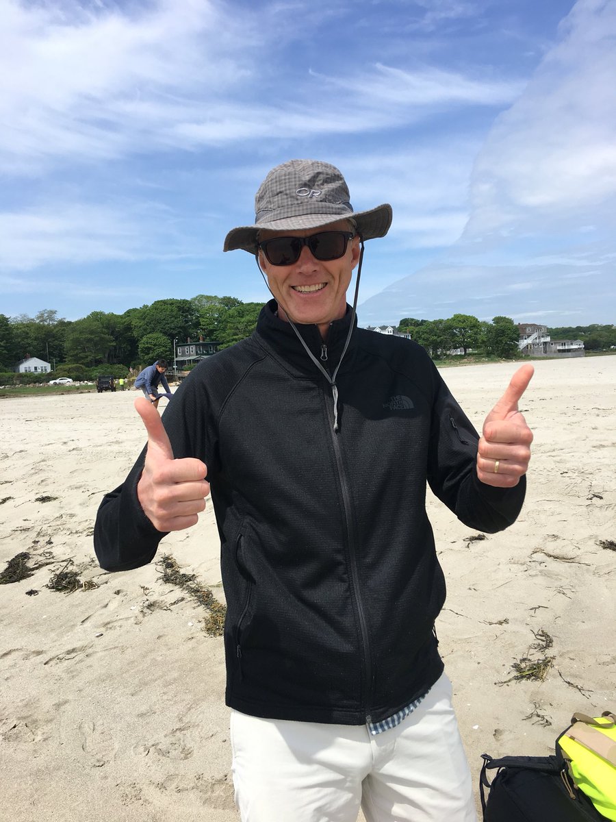 MrFrank5F's tweet photo. We’re here! #PapaBear brought his beach hat. #LundWatch https://t.co/usztidDq3r